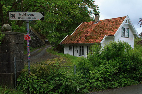 Sign pointing to the Museum